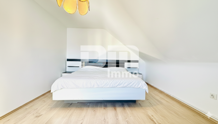 Kompakte Dreizimmer DG Wohnung in gepflegtem Dreifamilienhaus in gesuchter Lage - Wohnzimmer / Aktuell als Schlafzimmer genutzt